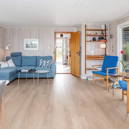 Three-bedroom In 28 בית נופש לוקן