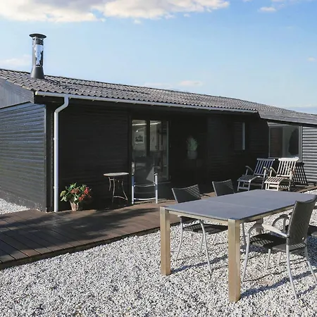 Holiday home Three-bedroom In 28