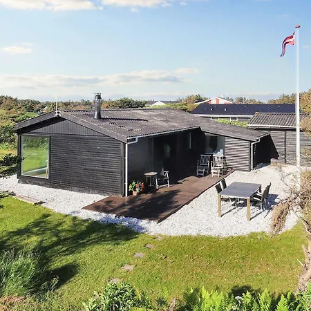 Holiday home Three-bedroom In 28